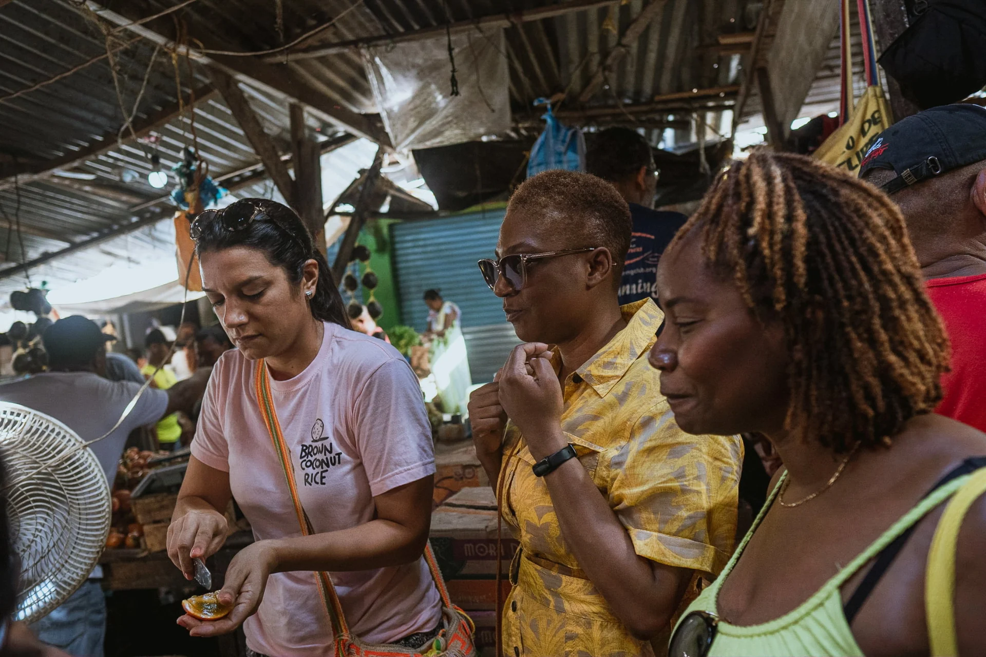 Viajeros descubriendo frutas tropicales durante una visita a Bazurto