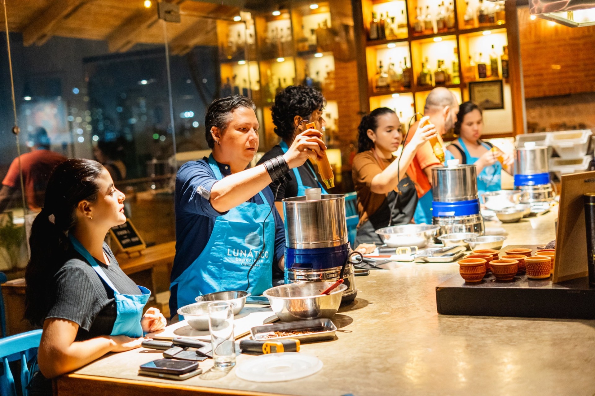 Grupo privado elaborando chocolate en una sesión práctica en Lunático, Cartagena