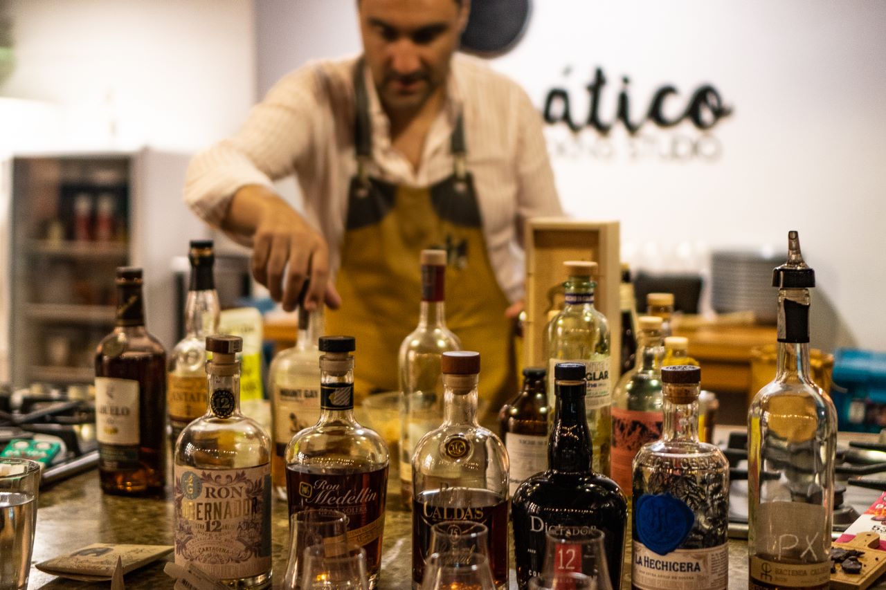 Anfitrión de Lunático presentando una selección curada de rones para la cata boutique completa