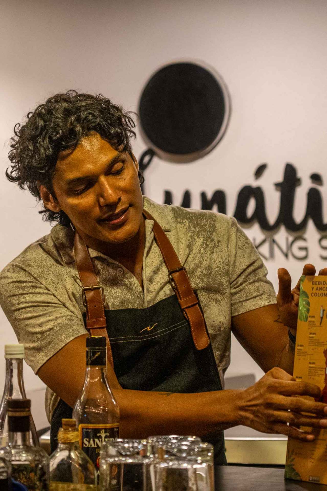 Anfitrión de Lunático guiando una cata de ron en acción, presentando ron colombiano con experiencia