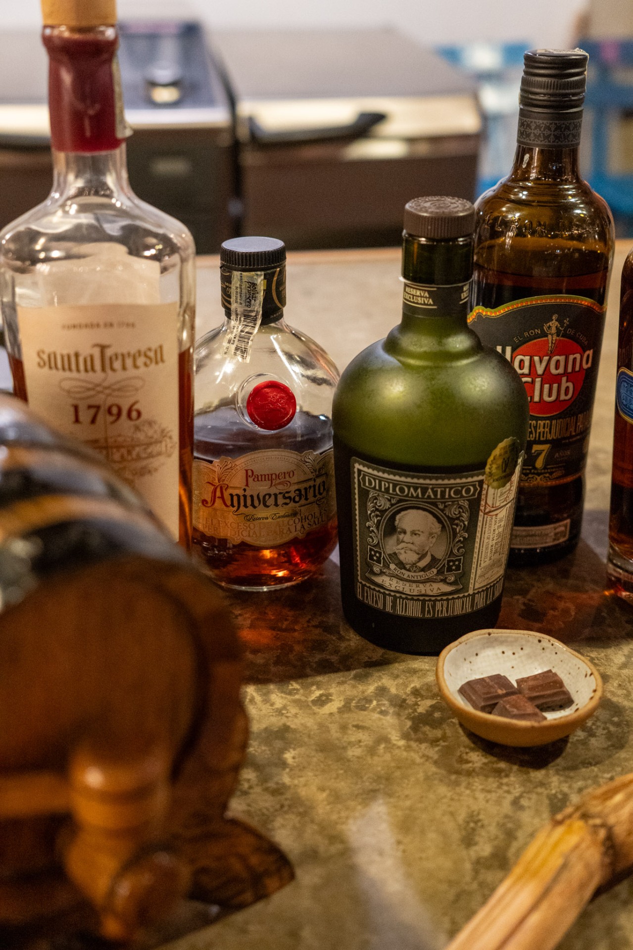 Selección de rones premium maridados con chocolate artesanal en Lunático