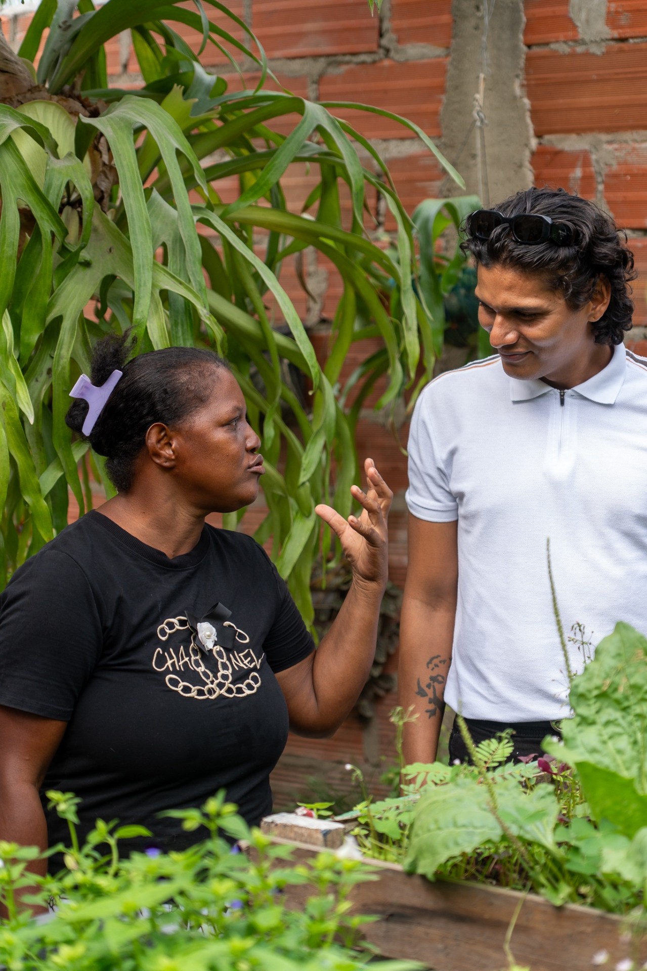 Community host and Lunático guest in conversation at a Cartagena community garden