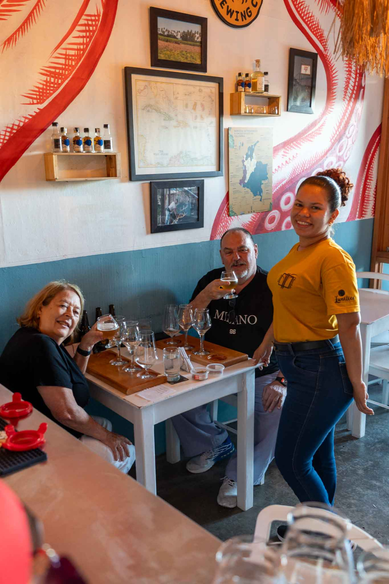 Participantes de una cata privada de cervezas artesanales colombianas junto a una anfitriona de Lunático en Cartagena