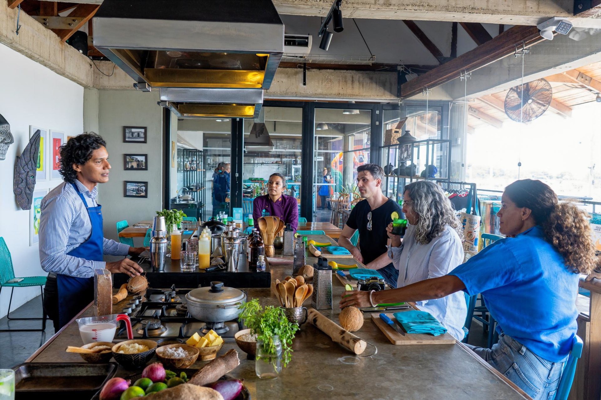 Lunático host guiding a social culinary experience around the studio table
