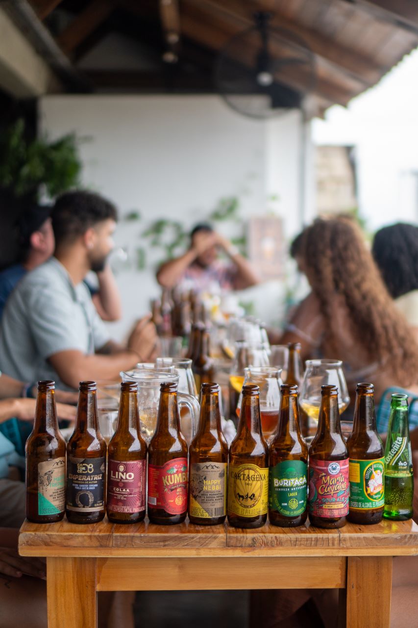 Selección de cervezas artesanales colombianas preparada para una cata en Lunático, Cartagena