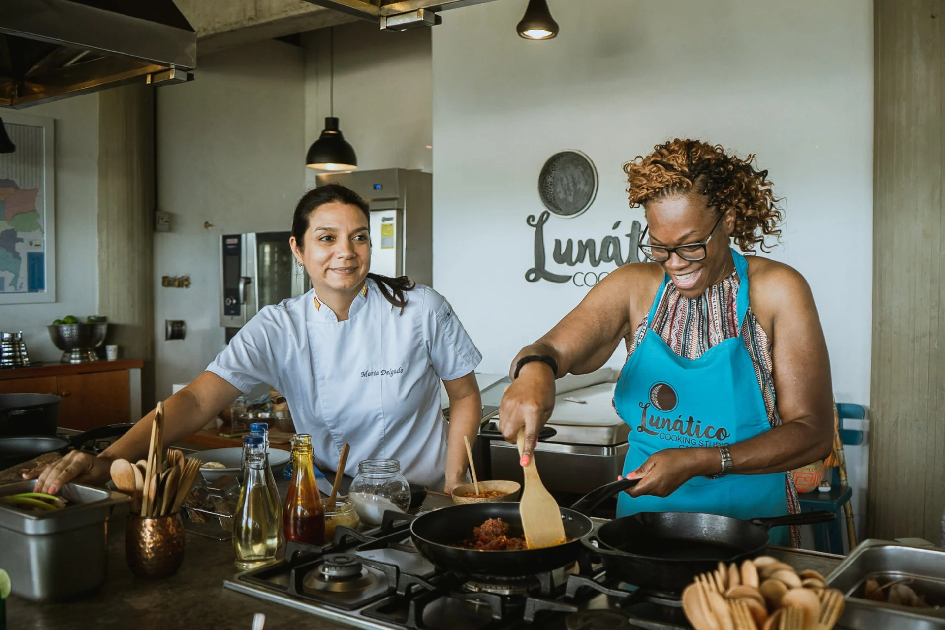Viajeros cocinando gastronomía del Caribe colombiano en Lunático