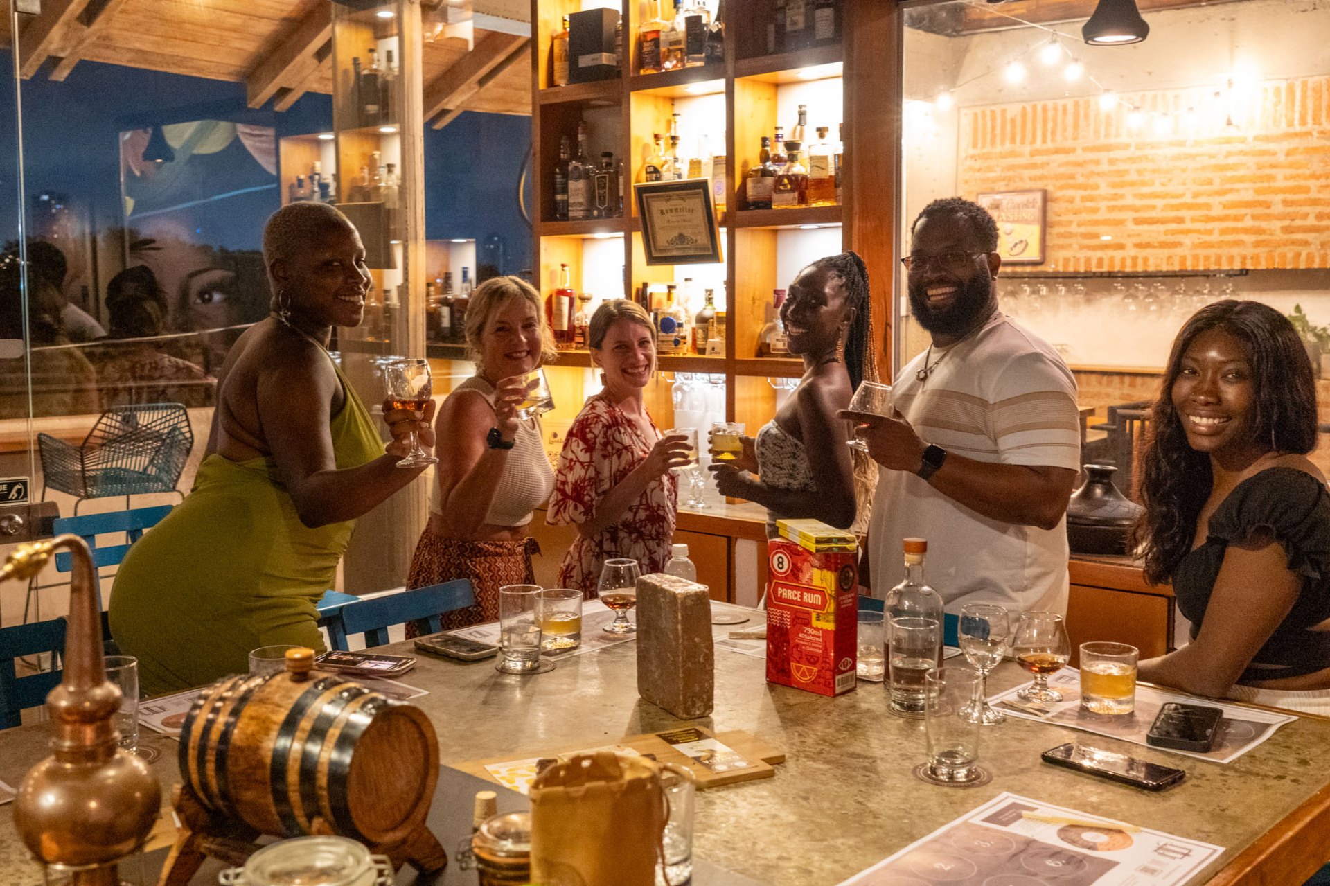 Grupo privado disfrutando de una cata de ron y chocolate en Lunático